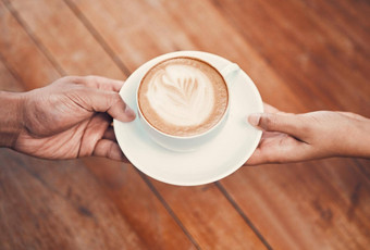 服务客户服务咖啡咖啡馆客户端给杯热新鲜的喝牛奶泡沫咖啡店特写镜头手持有卡布奇诺咖啡美丽的奶油拿铁艺术