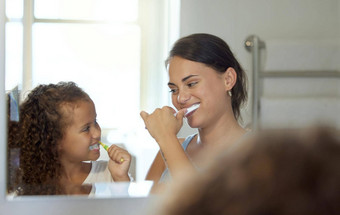 牙科护理刷牙牙齿健康的例程妈妈。女儿早....首页快乐有趣的好玩的孩子父成键学习卫生梳理牙膏浴室