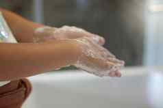 清洁保护感染年轻的女孩洗手泡沫肥皂浴室病毒预防孩子练习卫生清洁冲洗手掌水槽