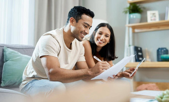 财务状况年轻的夫妇坐着生活房间首页计算财务状况