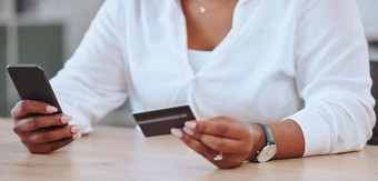 支付银行购物女人信贷卡电话女企业家女商人老板支付产品互联网应用程序网站在线工作