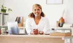 自信快乐放松业务女人专业准备好了工作桌子上办公室年轻的女坐着表格微笑感觉积极的职业生涯