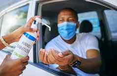 科维德清洁卫生开车测试中心站冠状病毒非洲男人。开车车穿保护脸面具避免联系医疗工人