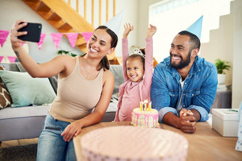 记忆永远年轻的妈妈。采取自拍女儿生日庆祝活动首页