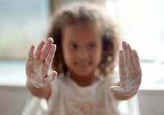 清洁卫生保护感染女孩洗手泡沫肥皂肖像孩子显示肥皂手掌洗手液病毒细菌预防