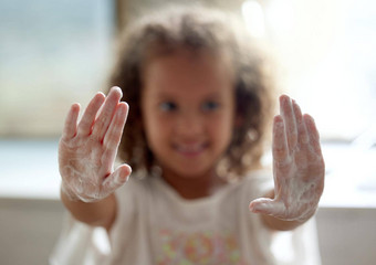 <strong>清洁卫生</strong>保护感染女孩洗手泡沫肥皂肖像孩子显示肥皂手掌洗手液病毒细菌预防