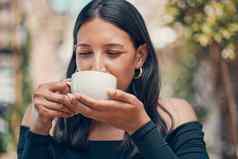 女人放松持有咖啡快乐和平平静无压力女喝着杯子茶咖啡馆特写镜头无忧无虑的夫人享受热饮料新鲜的空气