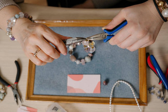 珠宝使卷边过程时尚创造力手工制作的概念