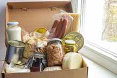 杂货店集有需要的危机意大利面豆子罐头食物纸板盒子窗台上食物捐赠概念