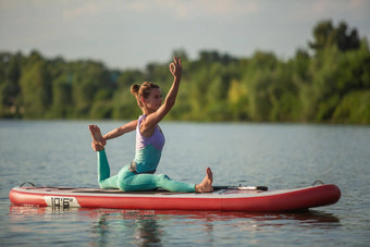年轻的女人瑜伽董事会桨冥想<strong>构成</strong>一边视图概念和谐自然