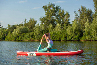 年轻的女人瑜伽董事会桨冥想<strong>构成</strong>一边视图概念和谐自然