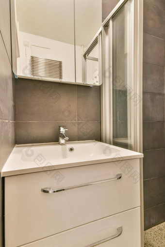 水槽镜子现代浴室