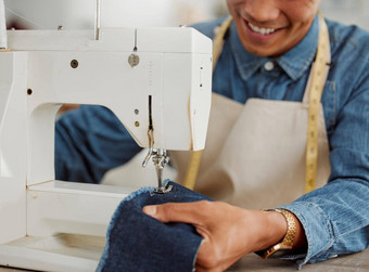 设计学生有创意的工人工作室缝纫衣服服装时尚学生学习缝纫机技能纺织制造业工作室快乐实习练习工艺