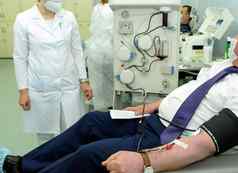 志愿者遭受了疾病冠状病毒科维德捐赠血