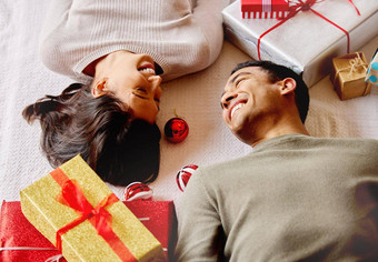 房子玩圣诞节音乐11月年轻的夫妇铺设地板上首页