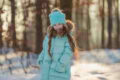 女孩冬天森林青绿色的衣服