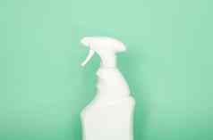 白色塑料喷雾瓶液体清洁产品孤立的绿色背景包装模型瓶喷雾器