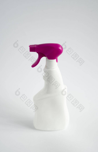 白色塑料喷雾瓶液体清洁产品孤立的白色背景包装模型瓶紫罗兰色的喷雾器