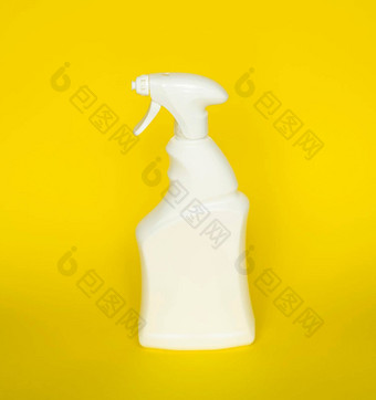 白色塑料喷雾瓶液体清洁产品孤立的黄色的背景包装模型瓶喷雾器