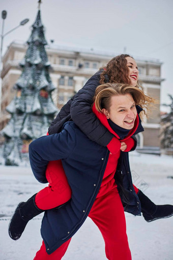 年轻的家庭的家伙女孩花一天公园雪一天情感年轻的夫妇<strong>有趣</strong>的走冬天城市<strong>活泼</strong>的男人。拥抱笑美丽的女人