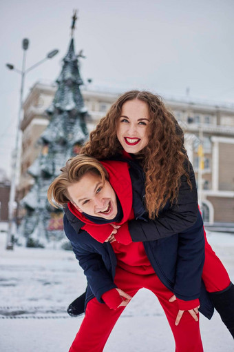 年轻的家庭的家伙女孩花一天公园雪一天情感年轻的夫妇<strong>有趣</strong>的走冬天城市<strong>活泼</strong>的男人。拥抱笑美丽的女人