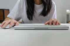 女人持有鼠标键盘电脑技术互联网信息浏览在线社会媒体网络概念