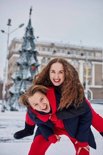 年轻的家庭的家伙女孩花一天公园雪一天情感年轻的夫妇有趣的走冬天城市<strong>活泼</strong>的男人。拥抱笑美丽的女人