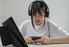 女孩穿耳机研究在线电脑移动PC听放松音乐玩互联网社会媒体首页