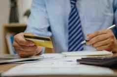 员工公司支付负责信贷卡进行互联网购物概念税会计业务
