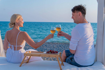女孩海浪漫的的家伙酒餐厅休息托盘海滩阳光明媚的普罗旺斯背景放松景观庆祝活动在户外葡萄酒杯视图放松
