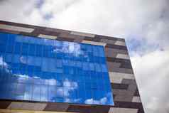 现代建筑摩天大楼办公室建筑多云的蓝色的天空摩天大楼视图蓝色的天空