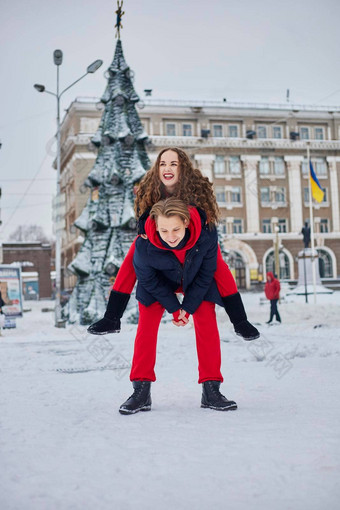 年轻的家庭的家伙女孩花一天公园雪一天情感年轻的夫妇有趣的走冬天城市<strong>活泼</strong>的男人。拥抱笑美丽的女人