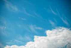美丽的云蓝色的天空背景自然天气云蓝色的天空太阳