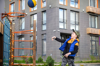 肖像<strong>男孩篮球篮球</strong>法院概念体育生活方式培训体育运动休闲假期