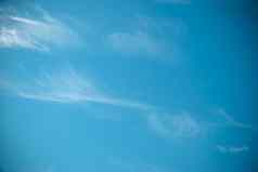 美丽的云蓝色的天空背景自然天气云蓝色的天空太阳