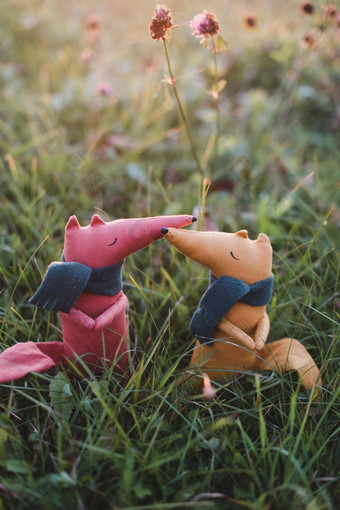可爱的手工制作的玩具狐狸绿色草秋天童年概念