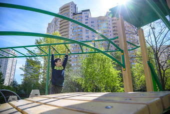 少年男孩攀爬孩子操场上户外登山者之间