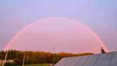 完整的彩虹屋顶房子森林房子双彩虹