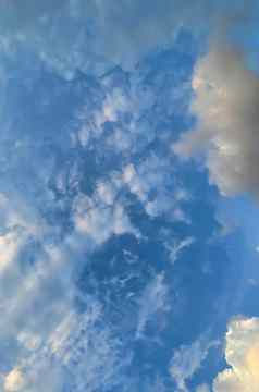 天空蓝色的白色云美丽的自然背景
