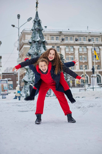 年轻的家庭的家伙女孩花一天公园雪一天情感年轻的夫妇有趣的走冬天城市活泼的男人。拥抱笑美丽的女人