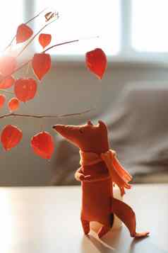 秋天生活玩具狐狸花树枝红色的酸浆属花瓶舒适的首页室内