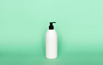 液体容器过来这里乳液奶油洗发水浴泡沫化妆品塑料瓶自动售货机泵绿色背景化妆品包装模型复制空间