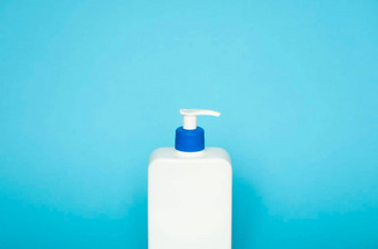液体容器过来这里乳液奶油洗发水浴泡沫化妆品塑料瓶自动售货机泵蓝色的背景化妆品包装模型复制空间