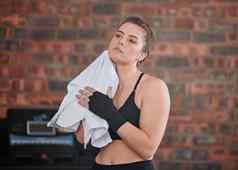 健康的适合活跃的女拳击手擦拭汗水毛巾锻炼健身房健康俱乐部年轻的女人完成完成培训锻炼工作健身工作室