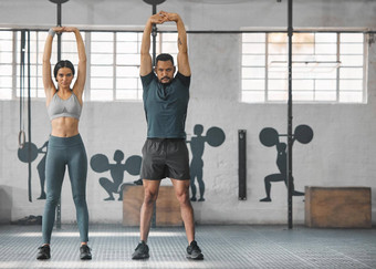 健身活跃的健康的夫妇伸展运动锻炼培训内部健身房年轻的适合教练完整的身体锻炼锻炼warmup例程一天时间复制空间