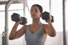 适合活跃的强大的运动员手臂肌肉培训练习哑铃权重健身房健康生活方式特写镜头运动女强度耐力锻炼