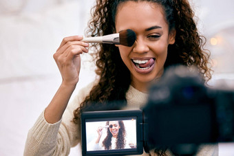 年轻的女人化妆记录视频博客