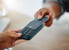 客户购物信贷卡钱支付数字NFC技术购买商店特写镜头手使金融在线银行消费主义事务