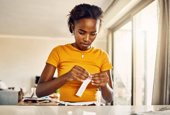 测试科维德冠状病毒快速抗原测试工具包首页非洲年轻的女人开放筛选工具包诊断病毒感染流感大流行房子