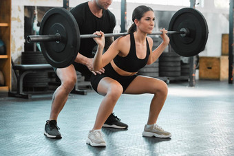 活跃的女人健美运动员培训重量提升个人教练健身房适合运动年轻的女运动员电梯杠铃教练健身设施